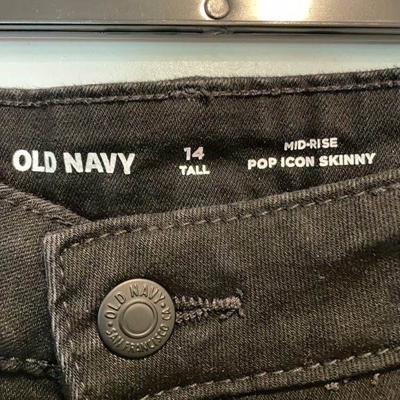 Old Navy tall mid-rise Pop Icon Skinny jeans in black. - Picture 2 of 3